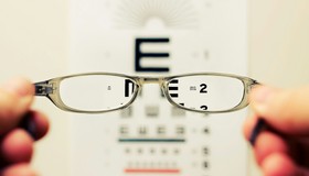 Será que seus óculos podem piorar a sua visão? Veja o que dizem os médicos