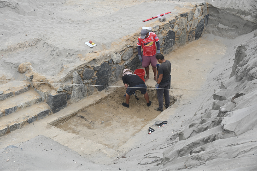 Segundo comunicado da Universidade do Sul da Flórida, o  Complexo do Templo Puémape estava debaixo de cerca de 100 toneladas de areia antes de ser descoberto na década de 1980. A equipe de Tantaleán agora foi responsável por encontrar 19 sepultamentos feitos posteriores a criação do templo — Foto: Divulgação/Universidade do Sul da Flórida