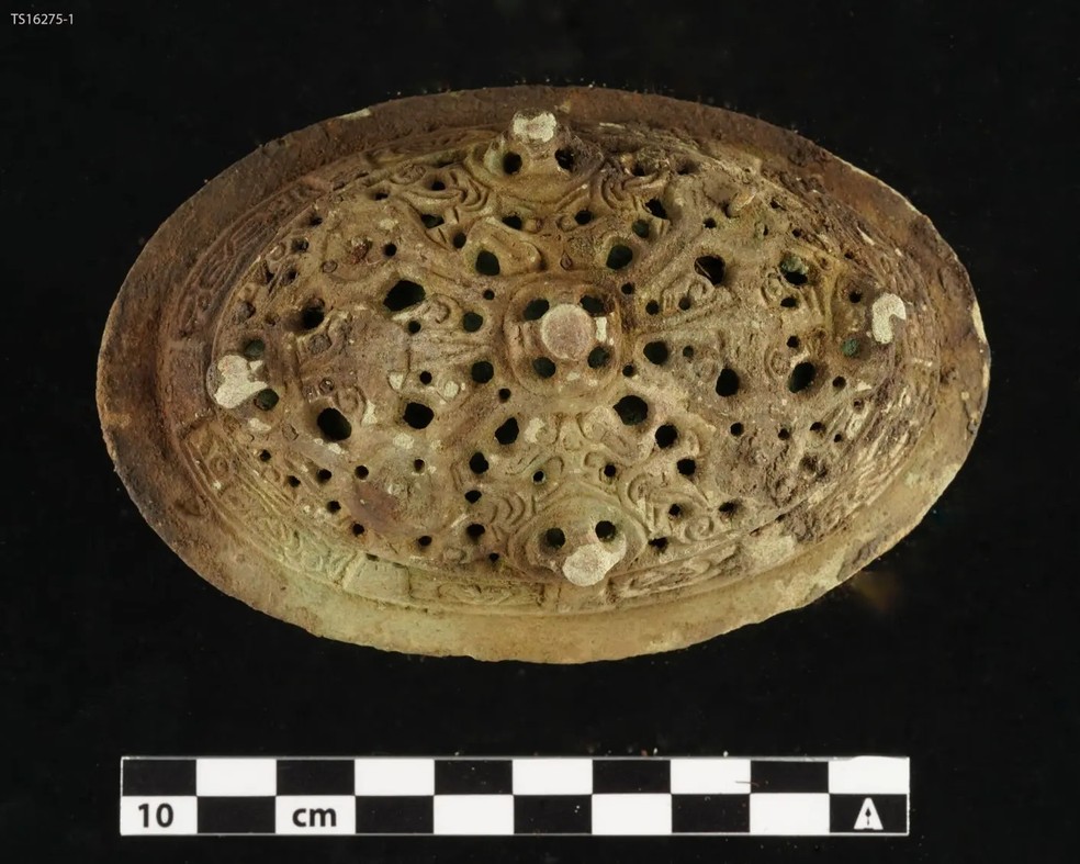 Um dos dois broches ovais, ainda em fase de conservação — Foto: Ida Fløystad Brevig, Museu da Universidade Ártica da Noruega