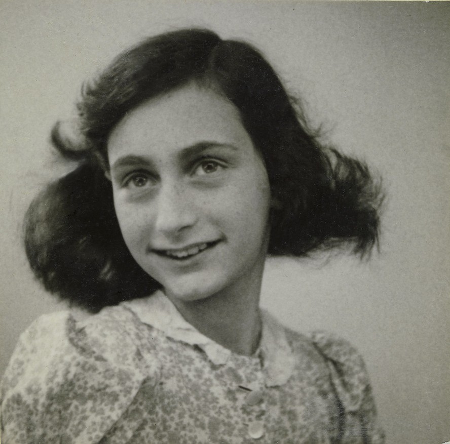 Anne Frank, que relata por meio de deepface os anos em que ela ficou escondida com a família e outros judeus em um cômodo de dois andares no escritório do pai.