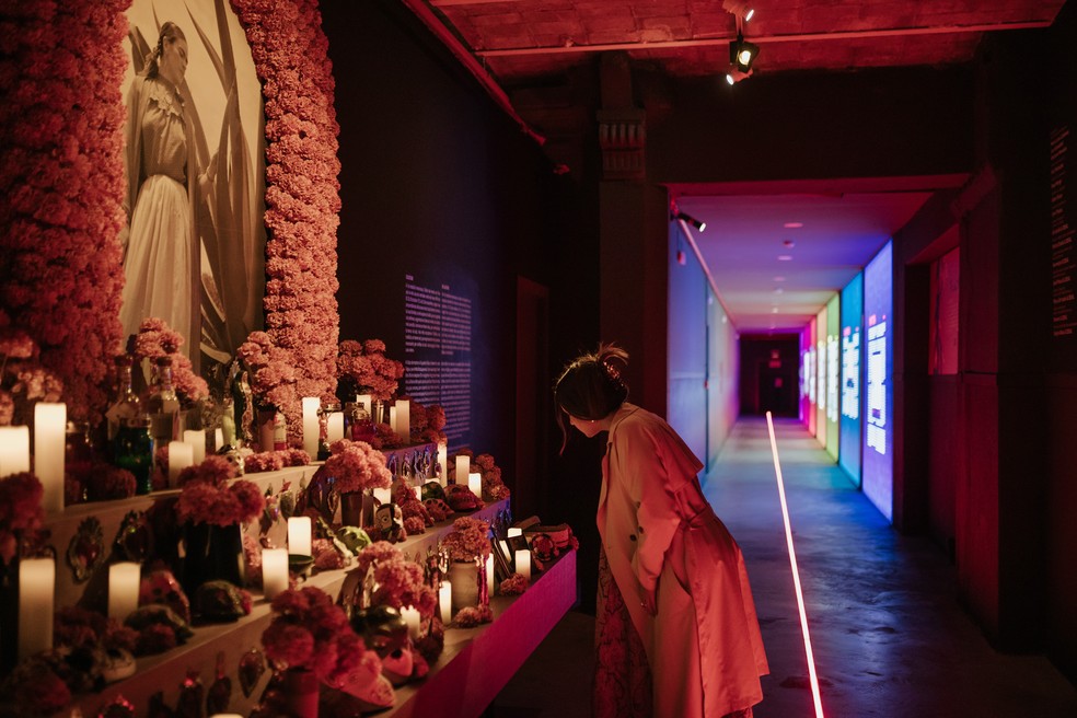 Fotografia do painel onde se tem um altar para o mortos, em homenagem a Frida Kahlo — Foto:  Midiorama