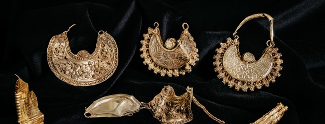 Quatro brincos de ouro e duas tiras de ouro com nervuras descobertos na Holanda  — Foto: Arqueologia West-Friesland/Fleur Schinning