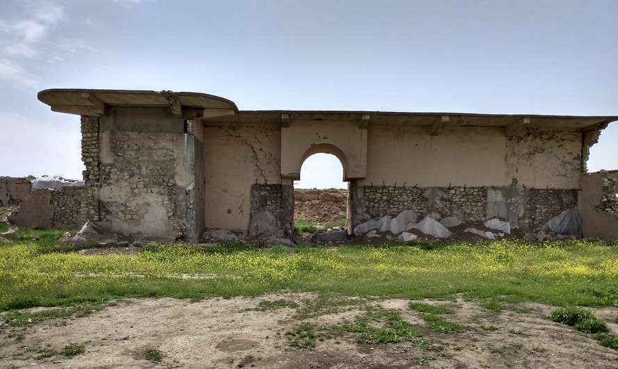 Os restos da entrada reconstruída do Palácio de Ashurnasirpal II. Em 2015, o ISIS detonou explosivos neste edifício. Para proteger os fragmentos originais, eles agora são cobertos com geotêxtil