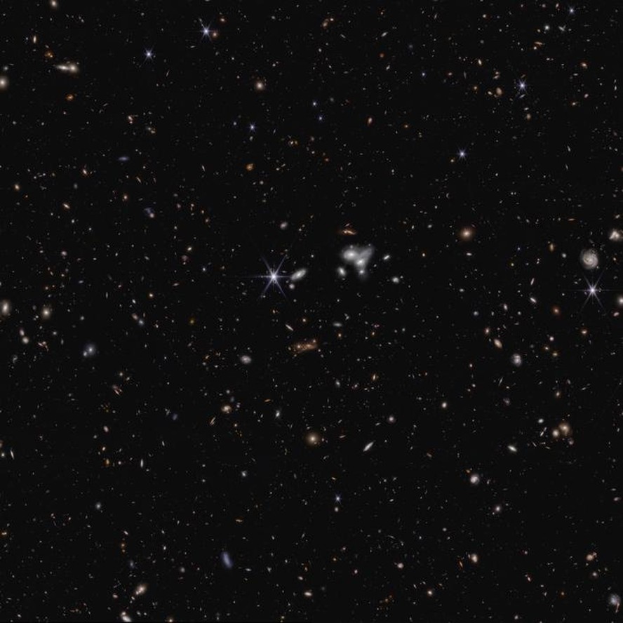 Visão ampliada das imagens capturadas pelo Telescópio Espacial James Webb em luz infravermelha próxima para o Cosmic Evolution Early Release Science (CEERS) Survey.
