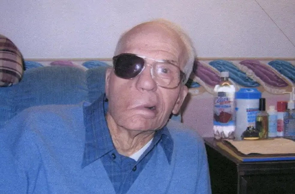 William Lawlis Pace recebeu o título do Guinness World Records em 2006, com raios X confirmando que a bala permaneceu alojada na parte de trás de sua cabeça. — Foto: Guinness World Records