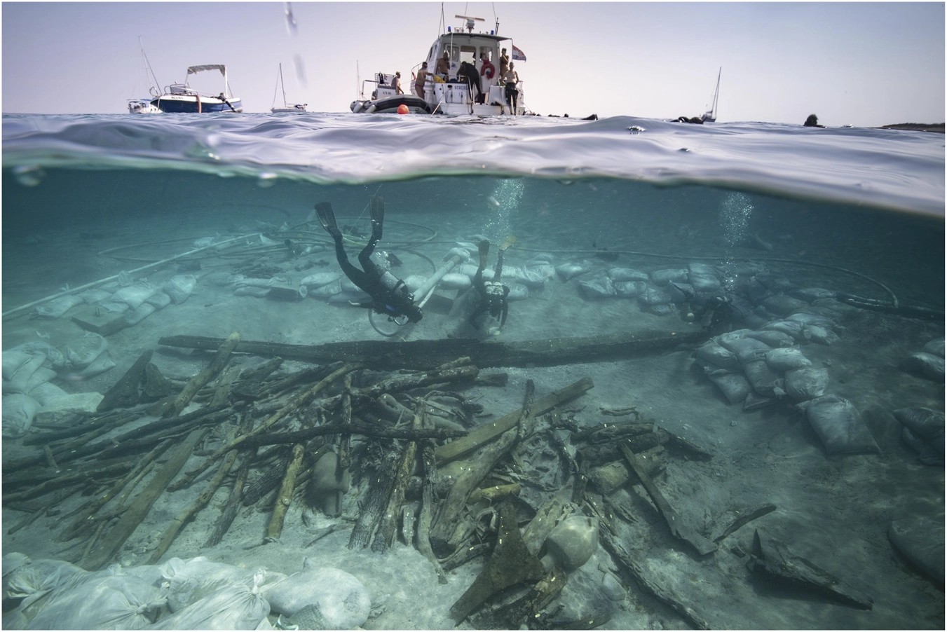 Navio romano Ilovik-Paržine 1 submerso no Mar Adriático durante exame