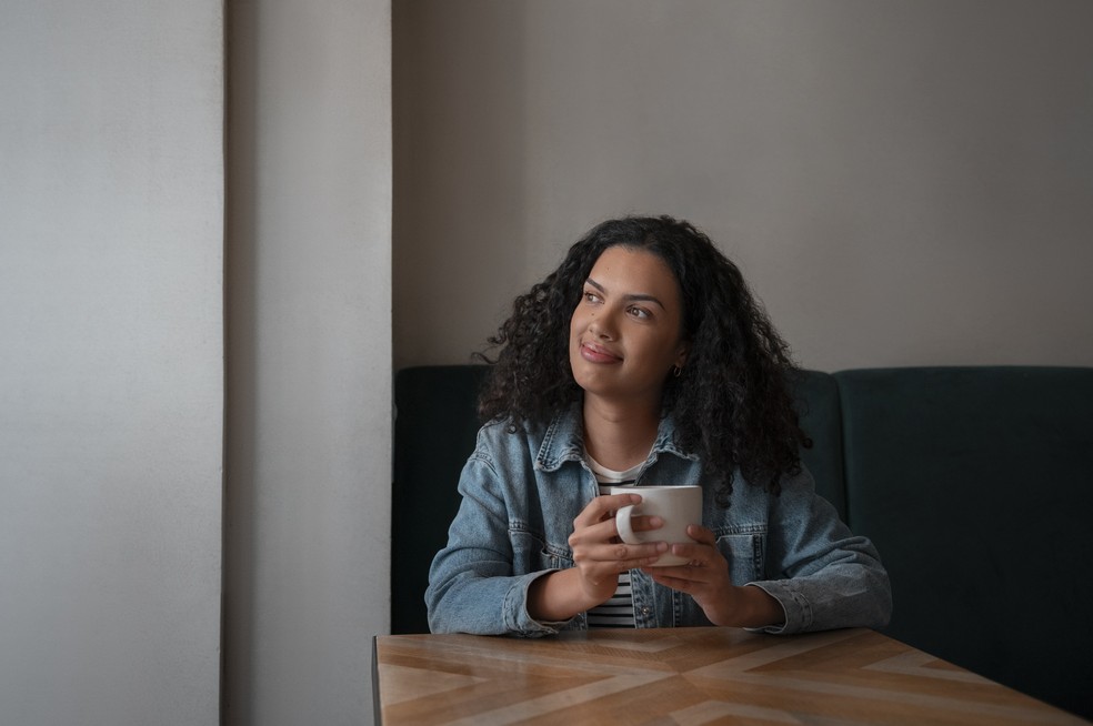 Outro argumento para o gradual crescimento de pessoas solteiras é de aspecto econômico: uma maior inserção de mulheres no mercado de trabalho e um maior foco no planejamento da independência financeira são alguns dos fatores normalmente associados — Foto: Reprodução/Freepik