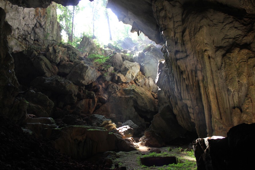 Entrada da caverna Tam Pà Ling vista a partir de seu interior. O poço de escavação fica à esquerda deste local.
