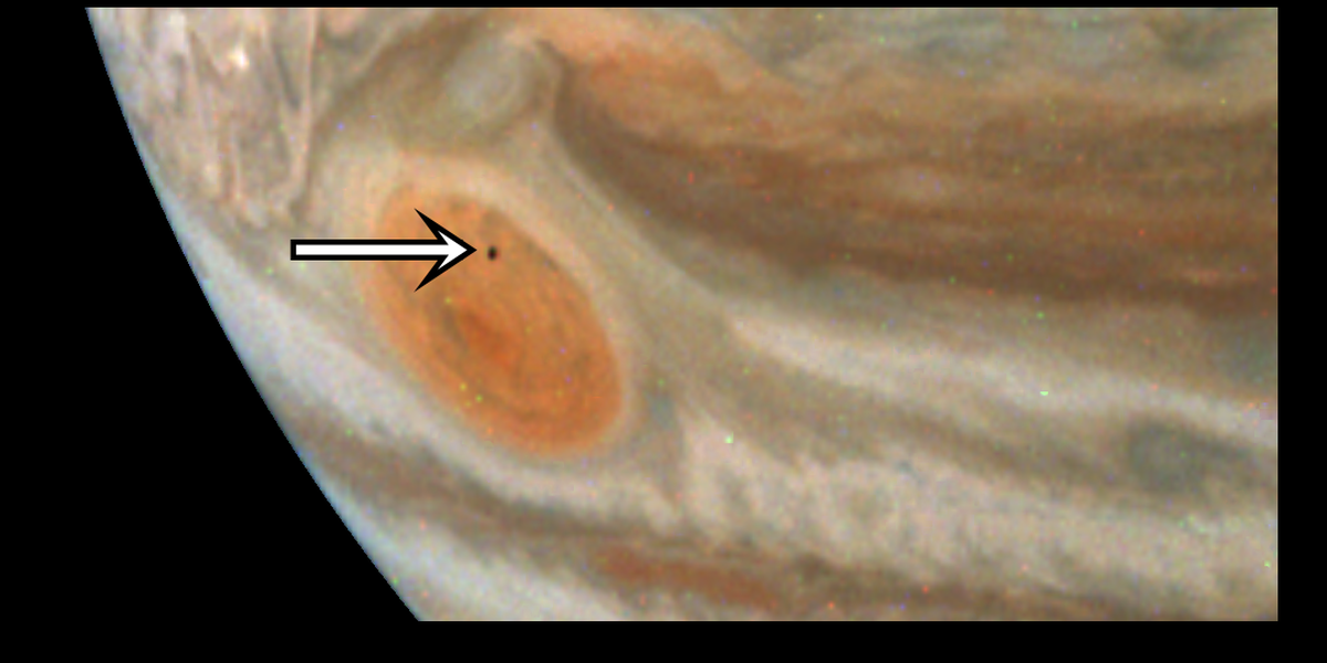 Imagens da NASA mostram lua de Júpiter passando pela Grande Mancha Vermelha