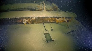 O convés coberto de sedimentos de um veleiro cargueiro de madeira totalmente preservado no fundo do Lago de Constança — Foto: LAD/Marcel Edel