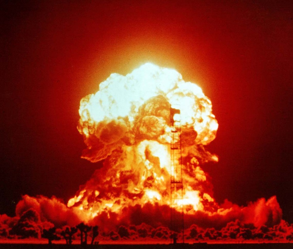 Teste nuclear realizado em 18 de abril de 1953, durante a Operação Upshot-Knothole, na Área de Testes de Nevada, Estados Unidos — Foto: National Nuclear Security Administration / Nevada Site Office