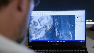 Uma tomografia computadorizada realizada pelo Keck Medicine da USC revela uma imagem do crânio da múmia egípcia Nes-Hor — Foto: Ricardo Carrasco III