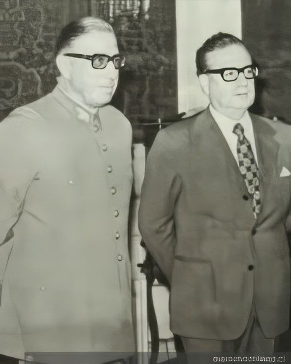 Pinochet (à esquerda) e Allende (à direita) durante cerimônia de nomeação de Pinochet como comandante-chefe do Exército — Foto: Biblioteca Nacional de Chile
