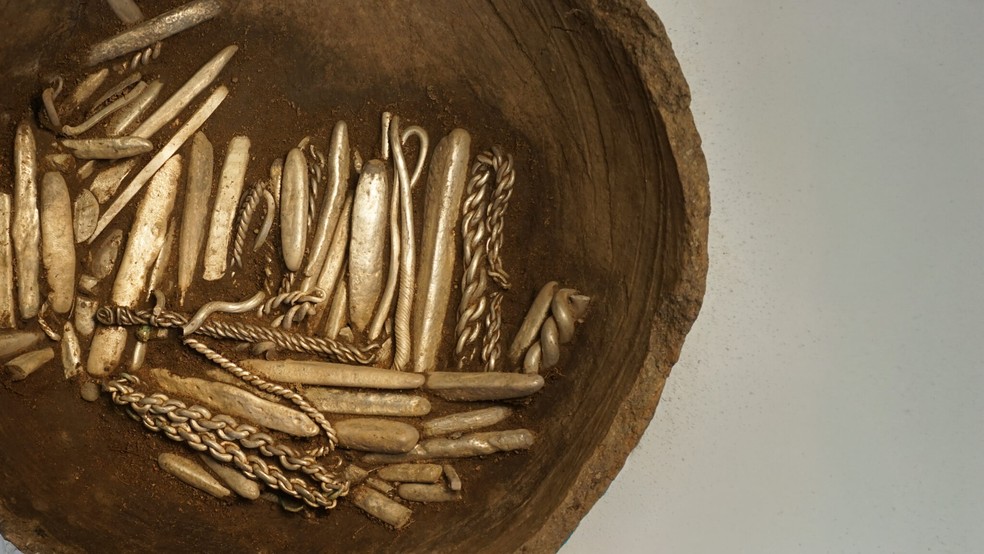O tesouro inclui pulseiras e correntes — Foto: Museus do Norte da Jutlândia