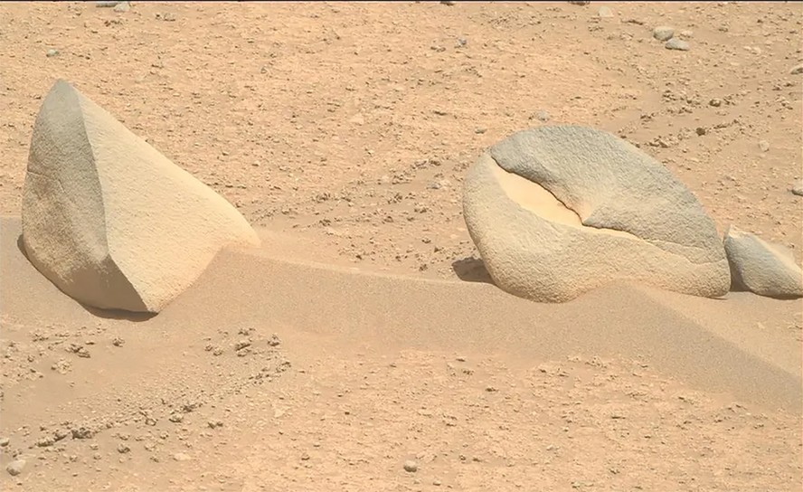 Foto em Marte mostra formações rochosas com formato inusitado