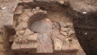 Forno doméstico em uma das antigas habitações — Foto: Simon Ritz, Inrap