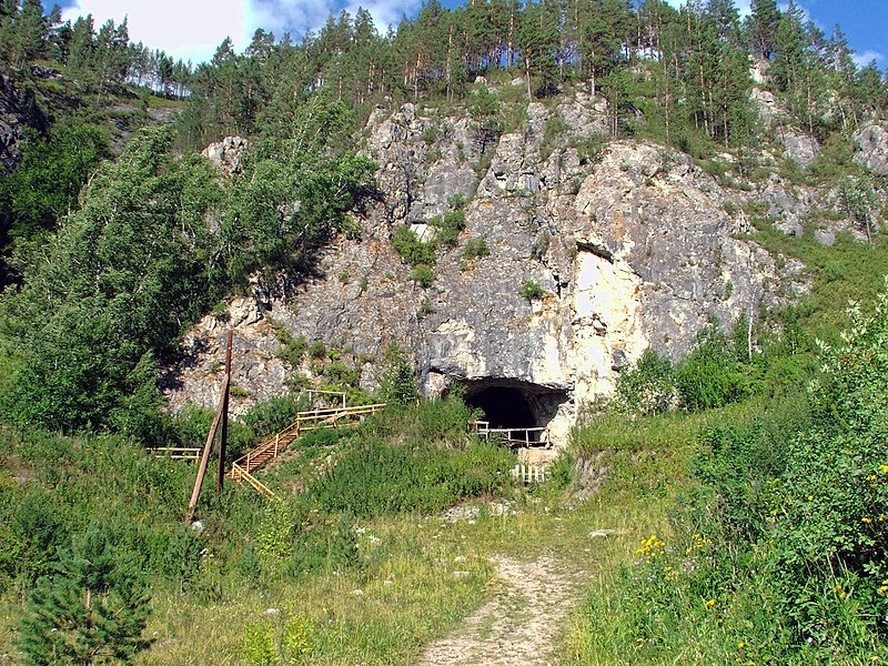 Vista da entrada da Caverna Denisova do vale do rio Anui, na Sibéria, onde espécies de hominídeos coabitaram