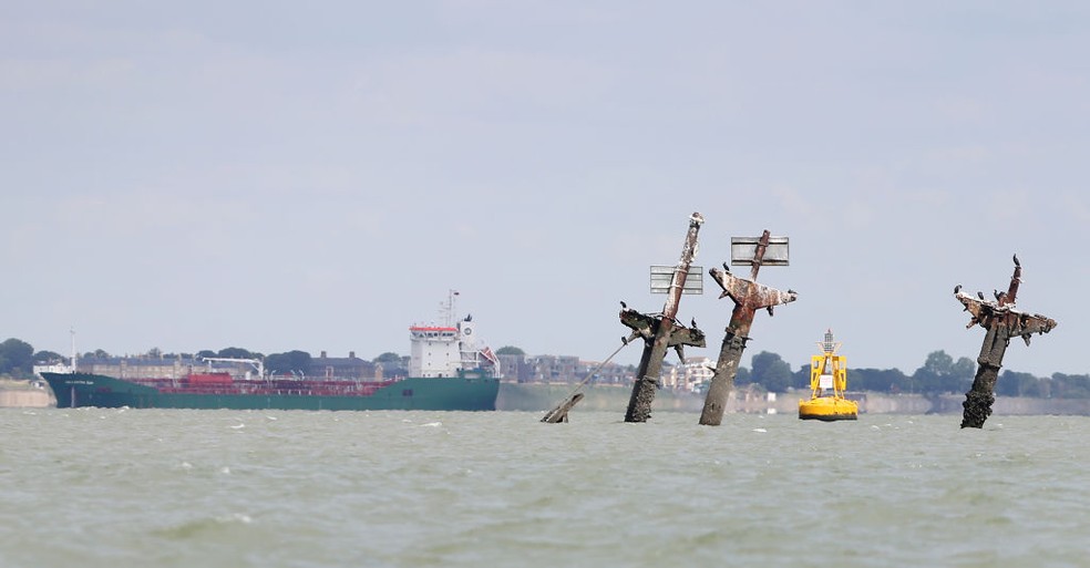 Vista dos destroços do SS Richard Montgomery, navio cargueiro usado durante a 2ª Guerra Mundial, que estava ancorado em Sheerness, Kent, quando encalhou e se partiu em 1944. Por quase 70 anos, ele repousou em um banco de areia com 1.400 toneladas de explosivos a bordo — Foto: Gareth Fuller/Getty Images