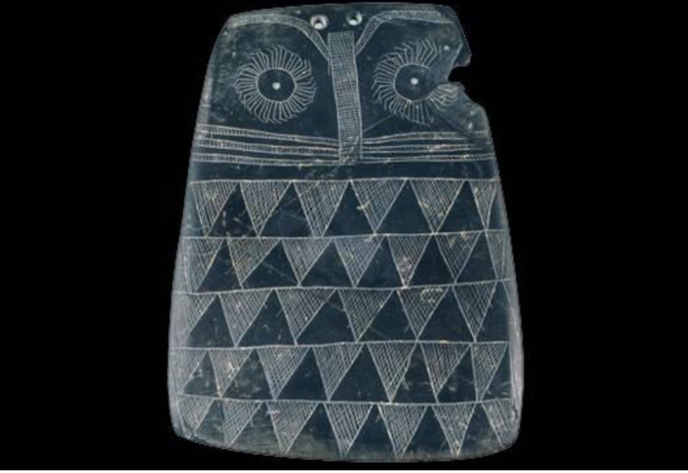 Segundo pesquisas do CSIC, ídolos com olhos, como esta placa, encontrados no sul da Península Ibérica, poderiam ser brinquedos feitos por crianças — Foto: Museo Arqueológico de Sevilla / Ministerio de Cultura