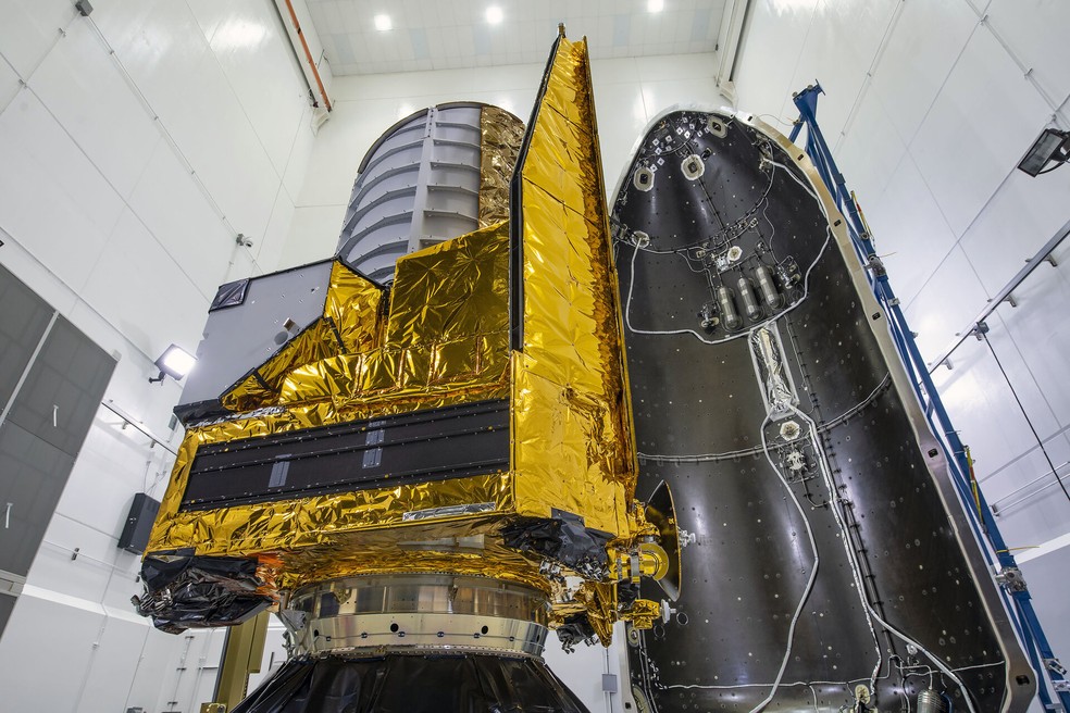Euclid antes de ser encapsulado pelo foguete Falcon 9, da SpaceX — Foto: ESA
