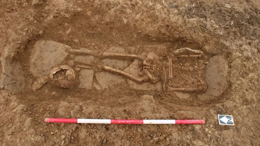 Indivíduo do cemitério da era romana cujo crânio foi depositado nos pés — Foto: Headland Archaeology