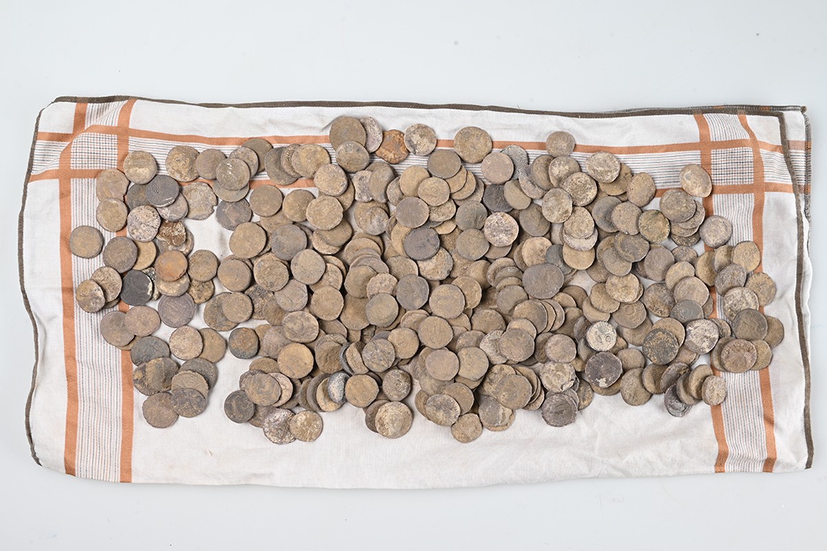 Homem descobre tesouro ilegalmente com detector de metais e o esconde por 8 anos