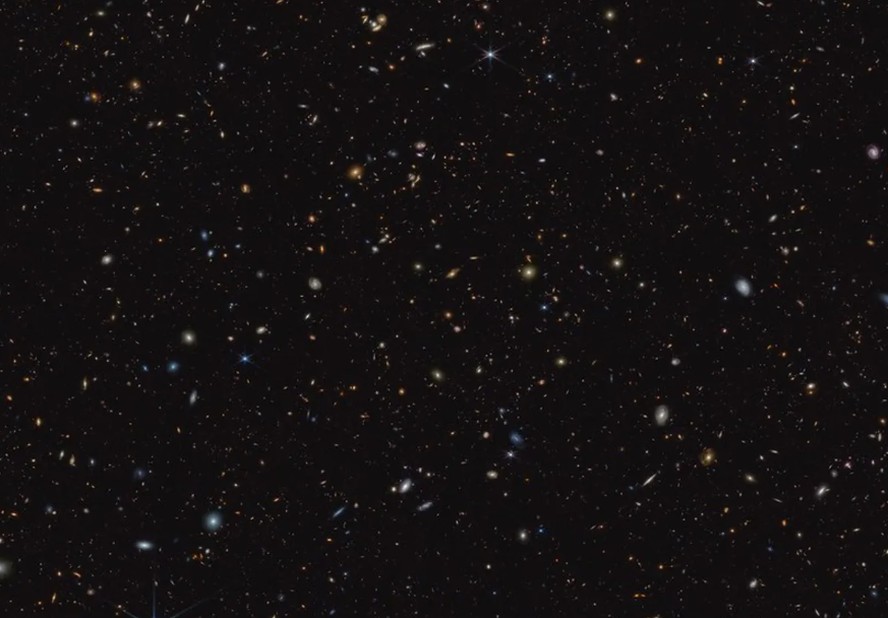 Existem 45 mil galáxias nesta imagem, mas de acordo com uma teoria radical, três delas  são 'Estrelas Negras'