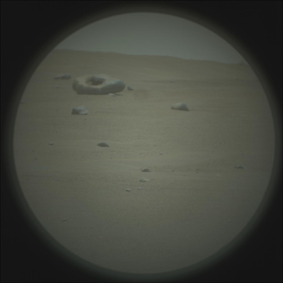 Fotografia original da pedra em forma de rosquinha tirada pelo rover Perseverance — Foto: NASA/JPL-Caltech/LANL/CNES/IRAP