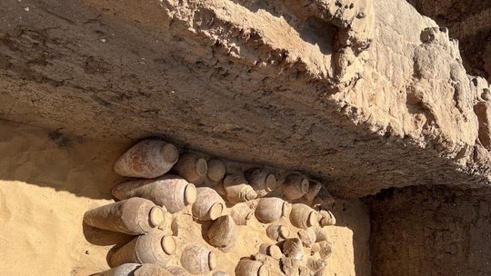 Jarras de vinho de 5 mil anos são encontradas em túmulo de rainha egípcia