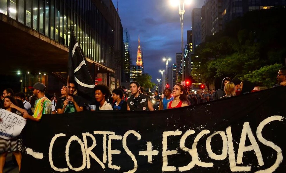 Manifestação do movimento secundarista em 2015 contra os cortes na educação e a reorganização escolar — Foto: Rovena Rosa/Agência Brasil