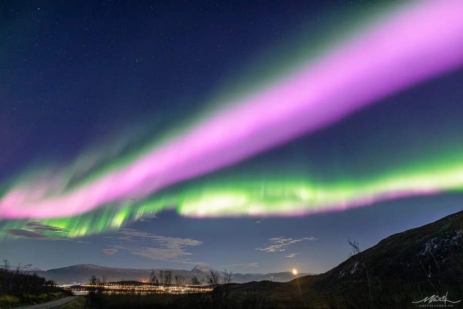 Buraco no campo magnético da Terra forma raras auroras boreais cor-de ...