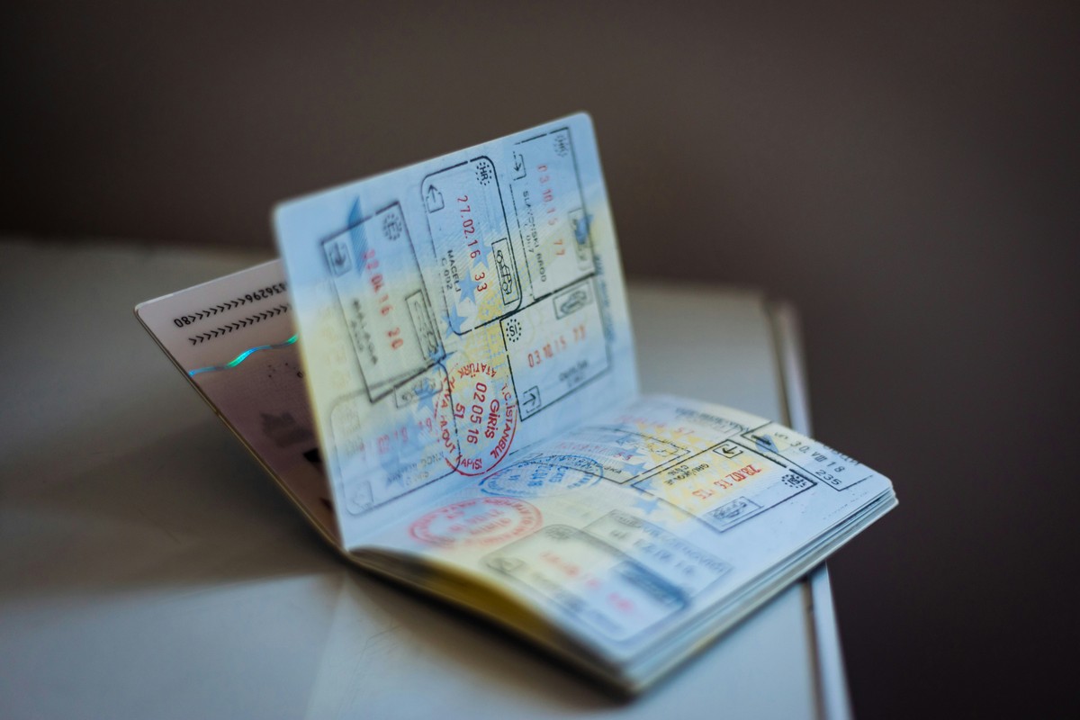 29 países vão aposentar carimbos no mês que vem. O que será dos passaportes?