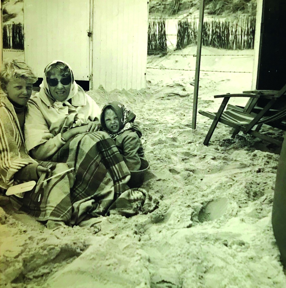 Bep, Joop e sua irmã Anne na praia em Zandvoort, na Holanda, em setembro de 1963 — Foto: Família van Wijk-Voskuijl