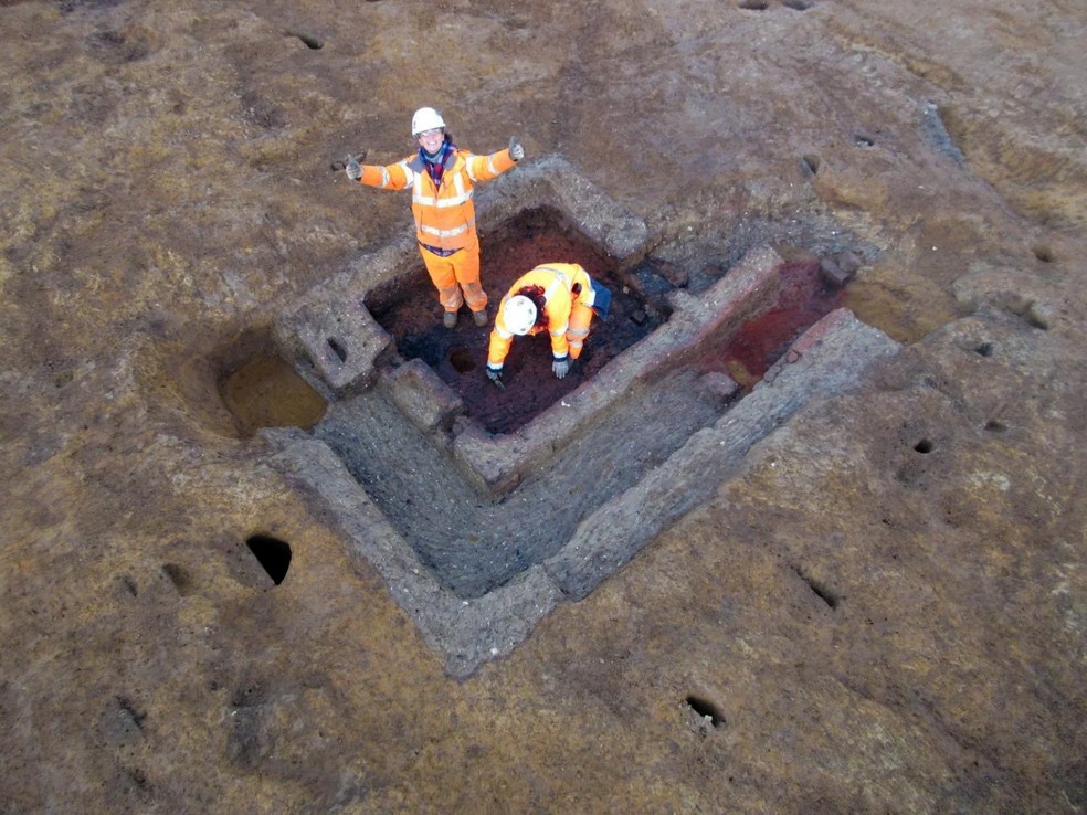 Equipe escavando o secador de milho — Foto: Arqueologia de Oxford Cotswold