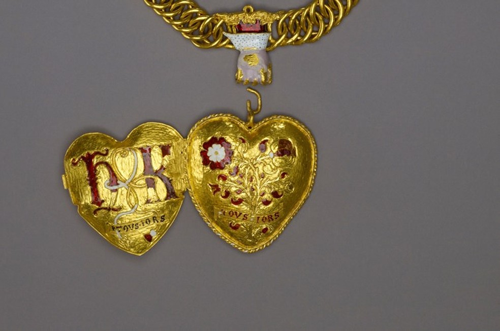 Pingente de ouro foi descoberto pelo detector de metais Charlie Clarke, que procurava por preciosidades há apenas 6 meses — Foto: Historic England