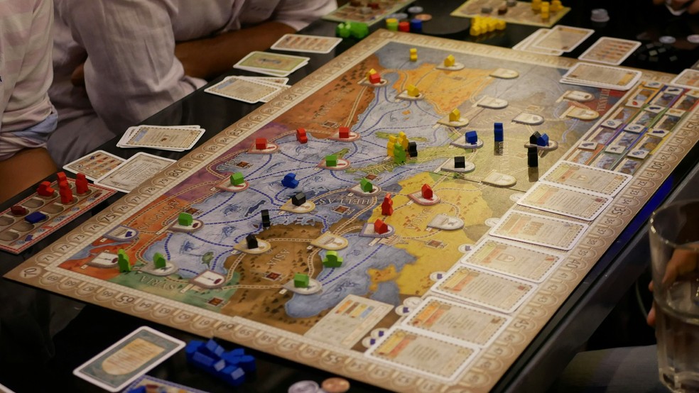 7 jogos de tabuleiro legais para adultos que valem o custo-benefício