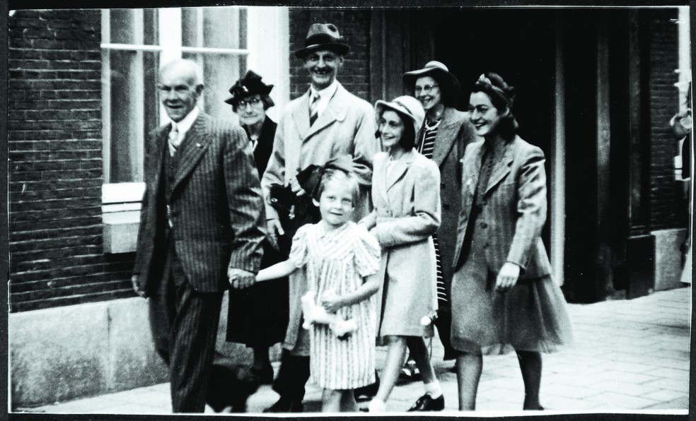 Bep e Anne Frank (segunda e terceira a partir da direita) entre outros convidados no dia do casamento de Miep com Jan Gies. Otto Frank está à esquerda de Anne. — Foto: Divulgação/Crítica