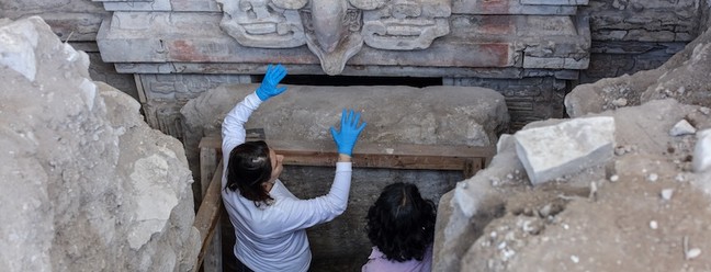 A decoração acima da entrada apresenta uma grande coruja sobre um rosto zapoteca, possivelmente um senhor — Foto: Luis Gerardo Peña Torres/INAH