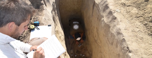 Arqueólogos durante escavações — Foto: Museu Szent István Király