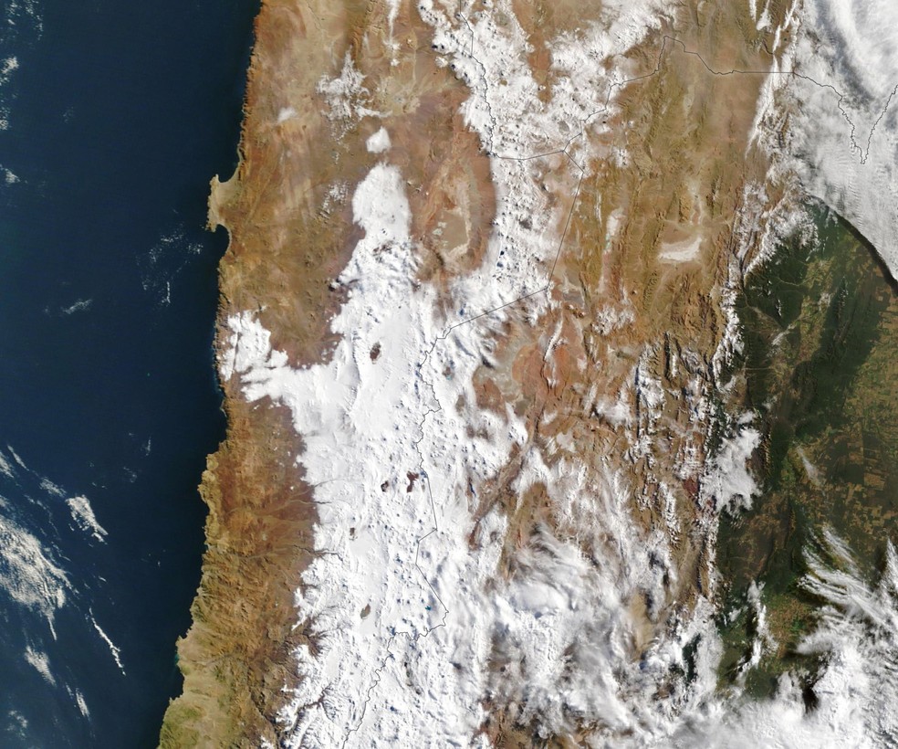 Uma imagem de 19 de agosto do MODIS (Espectrorradiômetro de Imagem de Resolução Moderada) a bordo do satélite Terra da NASA mostra a neve chegando a oeste dos Andes — Foto: MODIS
