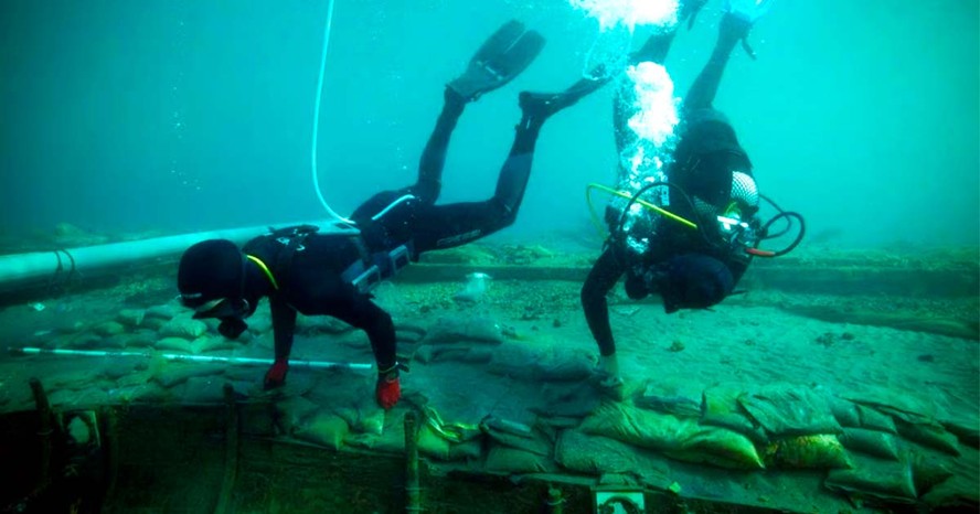 Mergulhadores investigam embarcação fenícia descoberta há 30 anos