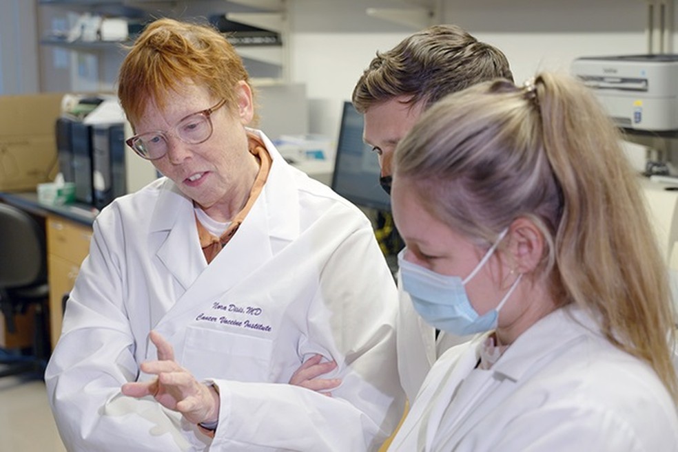 Nora Disis, à esquerda, conversa com colegas em seu laboratório em South Lake Union, Seattle (EUA) — Foto: Randy Carnell
