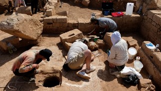 Exploração de ruínas de uma casa da primeira metade do século III em Ptolemais, na Líbia — Foto: Piotr Jaworski