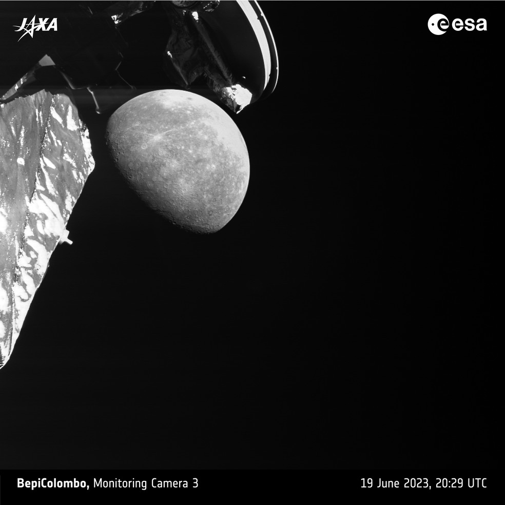 BepiColombo "abraça" Mercúrio nesta imagem feita conforme a missão se afastava do planeta  — Foto: ESA/JAXA