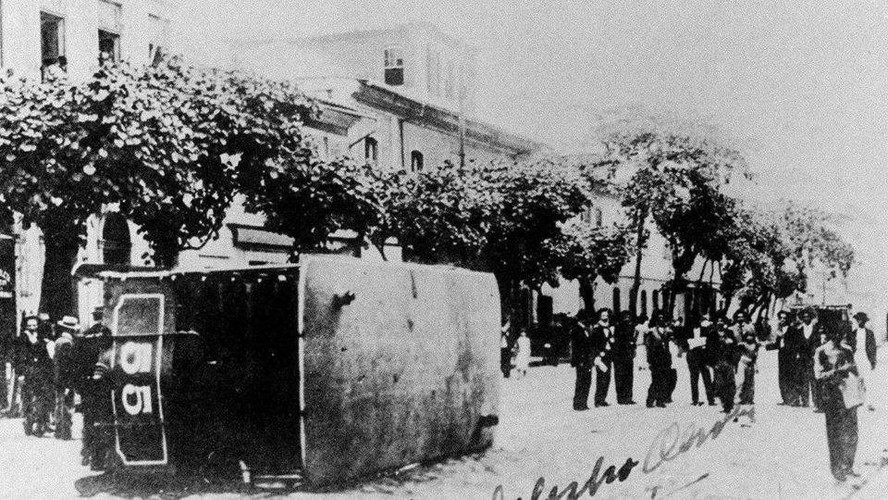 Bonde virado na Praça da República, no Rio de Janeiro, durante a Revolta da Vacina em novembro de 1904