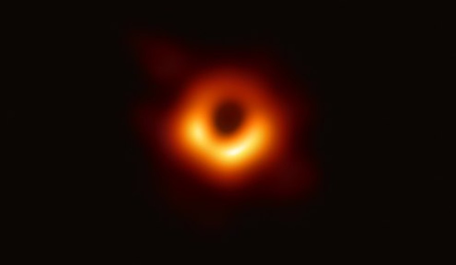 Primeira imagem direta de um buraco negro supermassivo, encontrado no núcleo da galáxia Messier 87