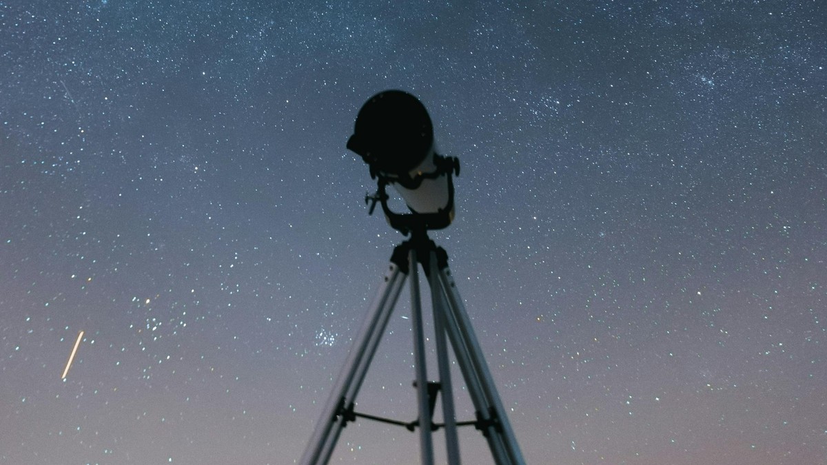 Telescópio refrator: 7 melhores lunetas pra espiar planetas e estrelas