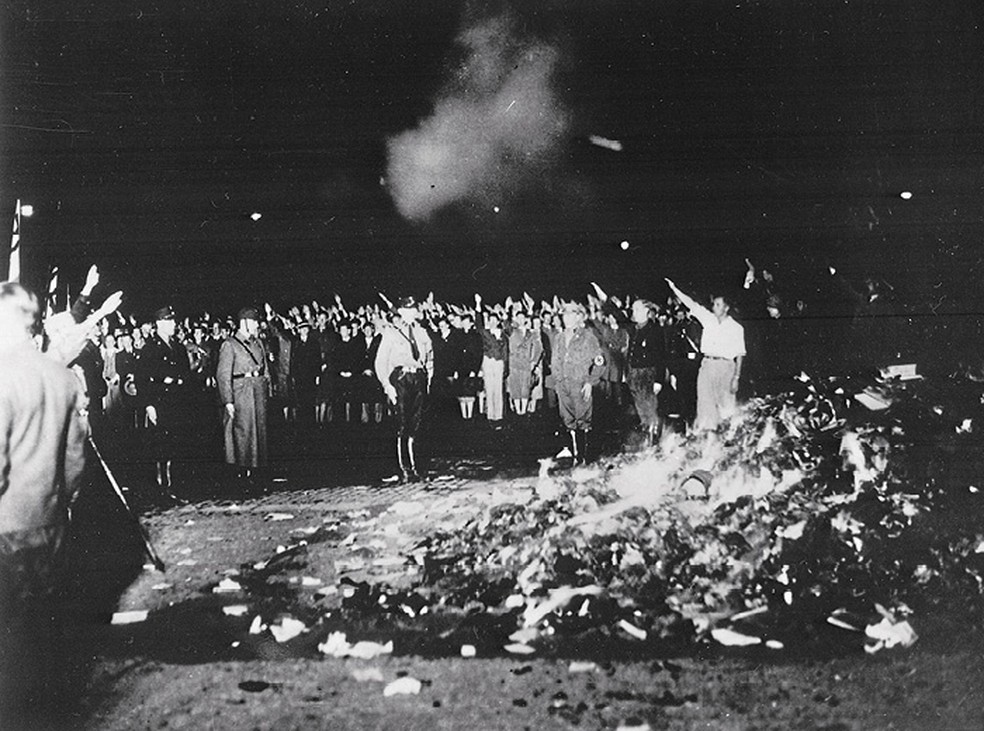 Registro de queima de livros na Alemanha, em 1933. — Foto: Getty Images