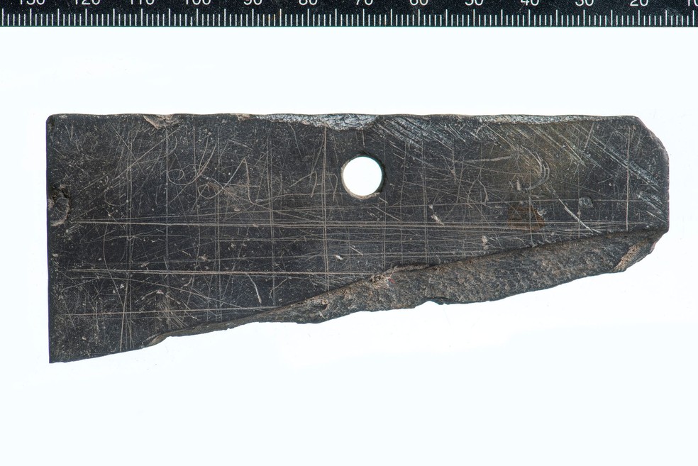 Os pesquisadores acreditam que a tábua de ardósia era reutilizada diariamente pelos estudantes — Foto: Museu de Arqueologia de Londres (MOLA)