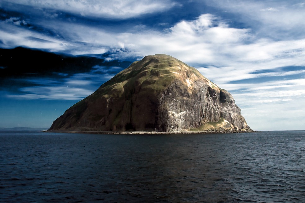 A ilha de Ailsa Craig é completamente desabitada e fica a aproximadamente 17 quilômetros da costa da Escócia continental — Foto: Paul Hart/Wikimedia Commons
